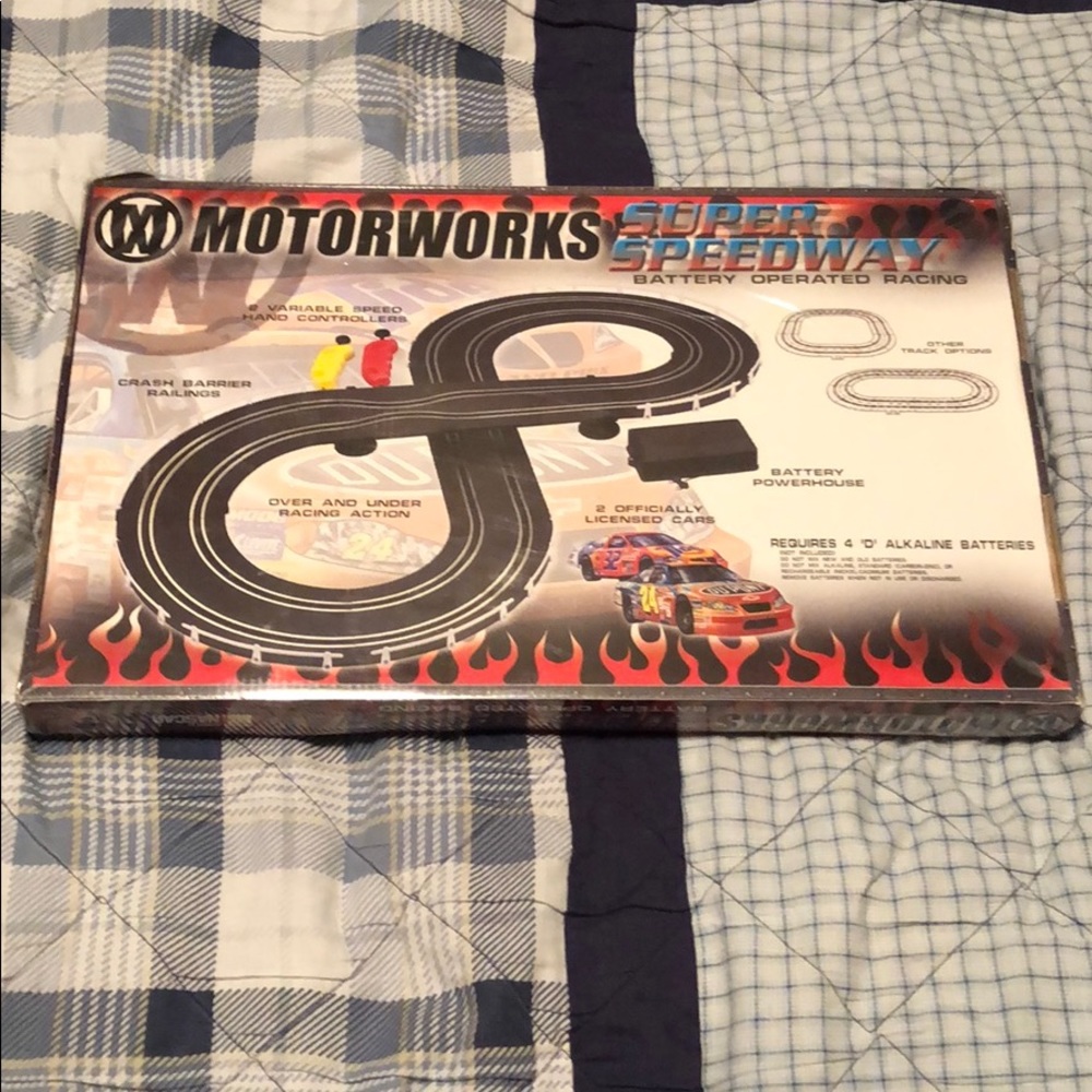 MotorWorks Super Speedway Battery Operated Racing - Picture 3 of 7